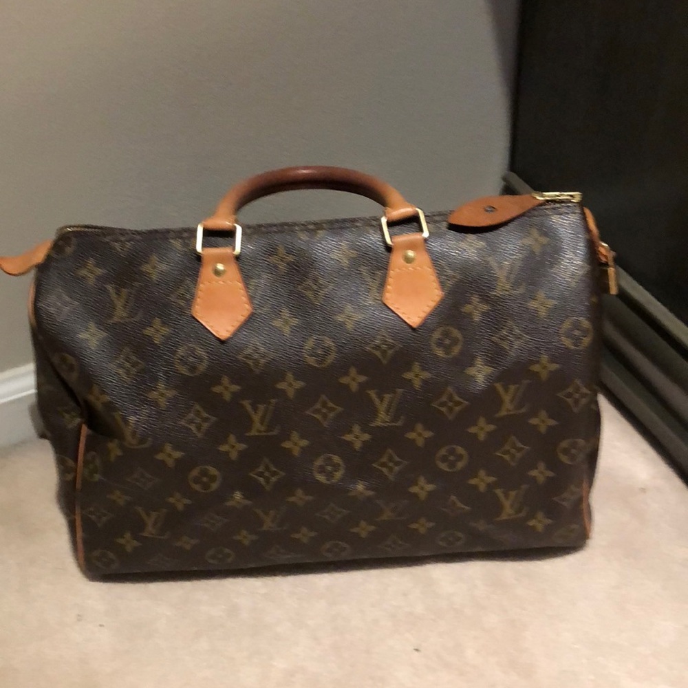 Louis Vuitton Medium speedy. Excellent condition.